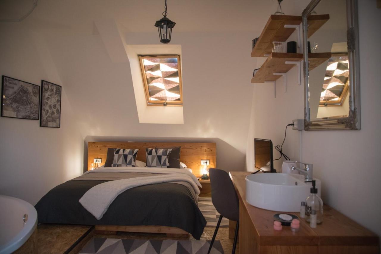 Attic Cozy Double Room with Bathtub